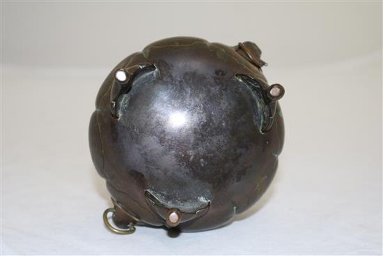 A Japanese or Chinese bronze tripod censer, 18th/19th century, weight 470g, width 12cm